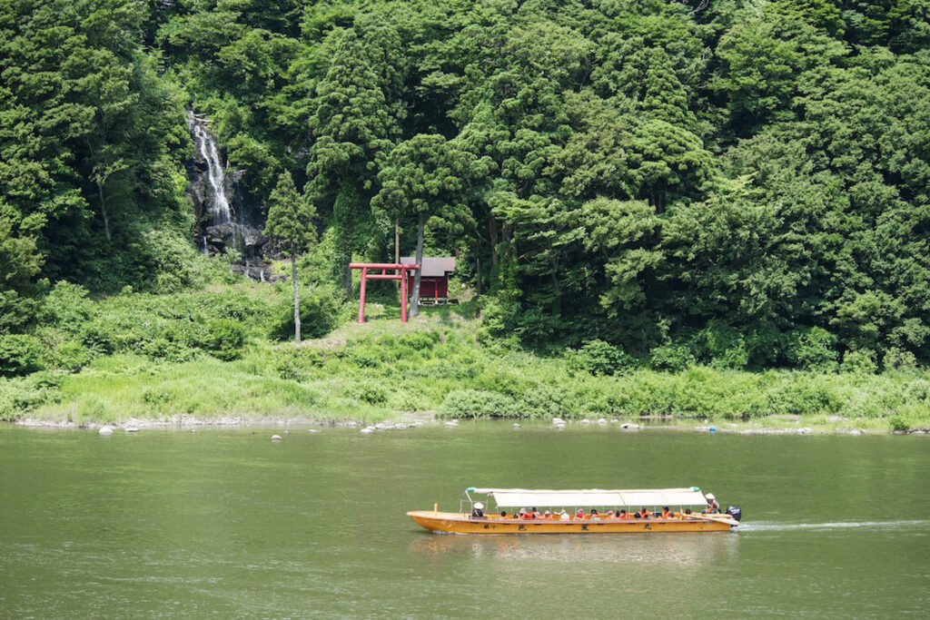 最上川舟下り　夏は涼しげな川風と深緑
