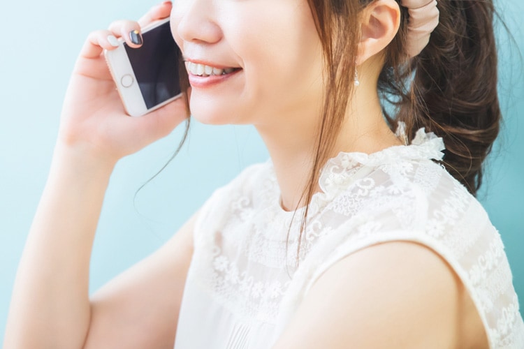 女性が電話をかける写真