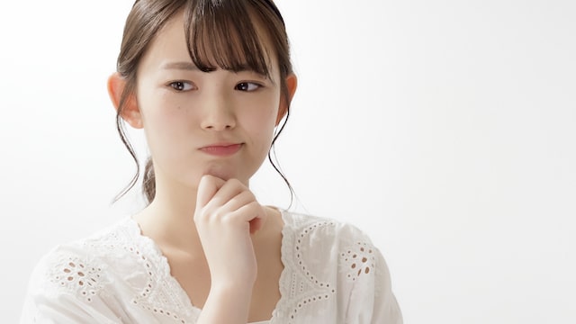 悩む女性